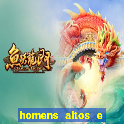 homens altos e magros pelados